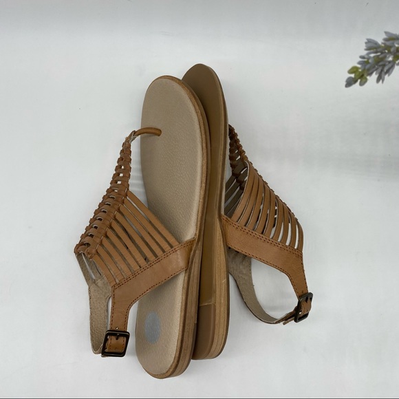 9 Journee Signature Davis Women's Leather Sandals in Brown  size 9 NEW - Picture 4 of 7